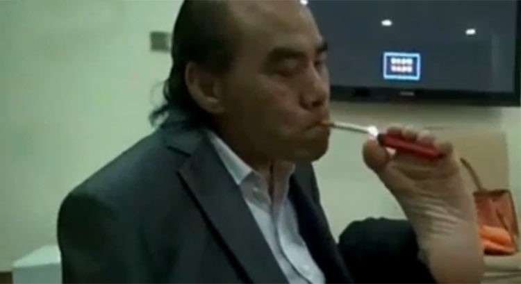 بالفيديو.. صيني يعتمد على قدميه لأداء كافة شؤون حياته بعد فقدانه يديه