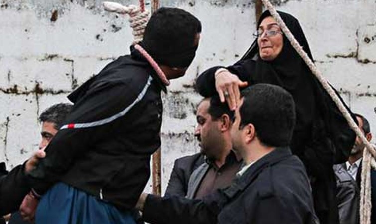 بالفيديو والصور.. إيرانية تصفع قاتل ابنها وتعفو عنه قبل اعدامه بلحظات 