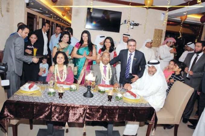 السفير الهندي مع عدد من الحضور﻿