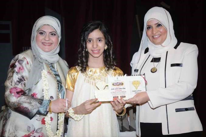 الشيخة فوزية الصباح تكرم احدى الطالبات بحضور نوال بو صخر﻿