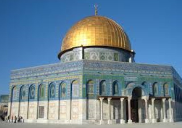 إسرائيل تفرض قيوداً على الصلاة في «الأقصى» ومتطرفون يضرمون النار بمسجد في «أم الفحم»