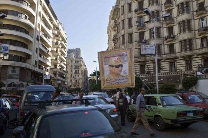 لافتة تحمل صورة المشير عبدالفتاح السيسي في وسط القاهرة دعما لترشيحه للانتخابات الرئاسية﻿