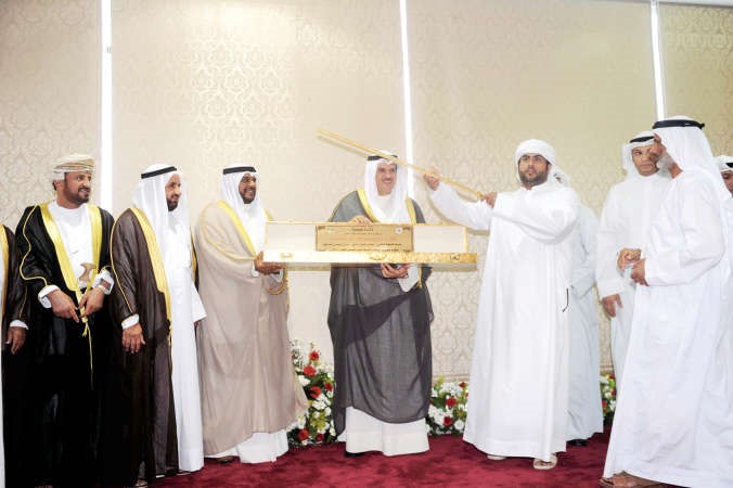 الوزير سلمان الحمود يسلم السيف الذهبي الى الفائز﻿