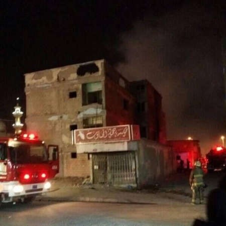 عربات الاطفاء تحيط بالبناية المهجورة بالفروانية﻿