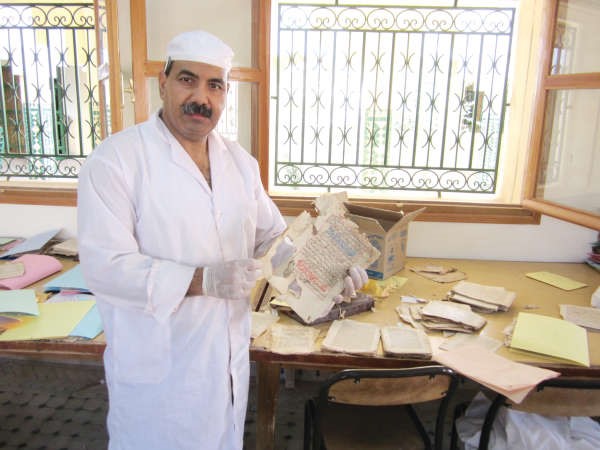  وخلال متابعته احدى المخطوطات﻿