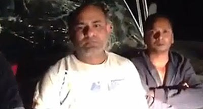 فيديو أثار الجدل.. كويتيون يقبضون على لصوص يسرقون الخشب ويجبرونهم على الاعتراف امام الكاميرات