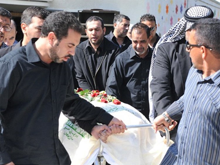 القاتل يمشي بجنازة القتيل