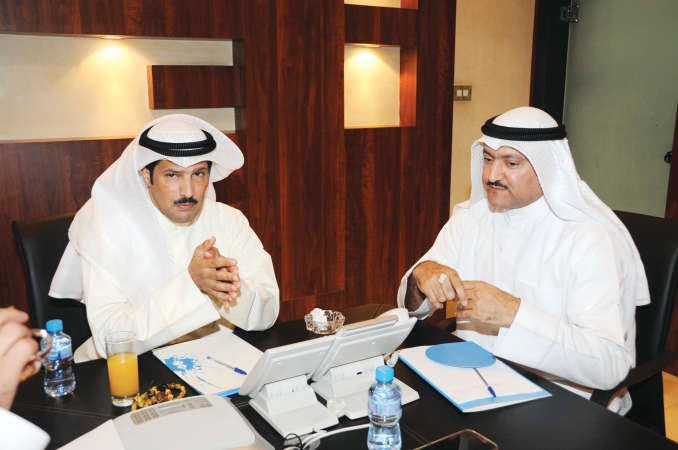 النائب عبدالله العدواني مع سكرتير تحرير الشؤون البرلمانية الزميل حسين الرمضان