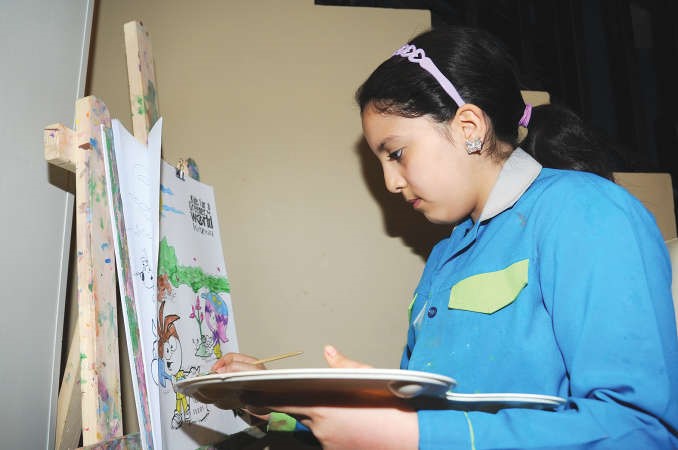 طفلة تمارس هواية الرسم