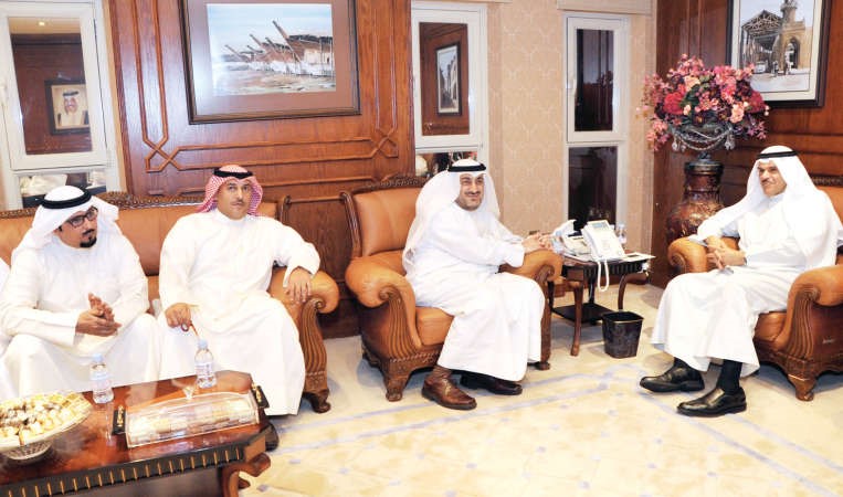 الشيخ سلمان الحمود خلال استقباله مجلس ادارة نقابة العاملين في وزارة الاعلام