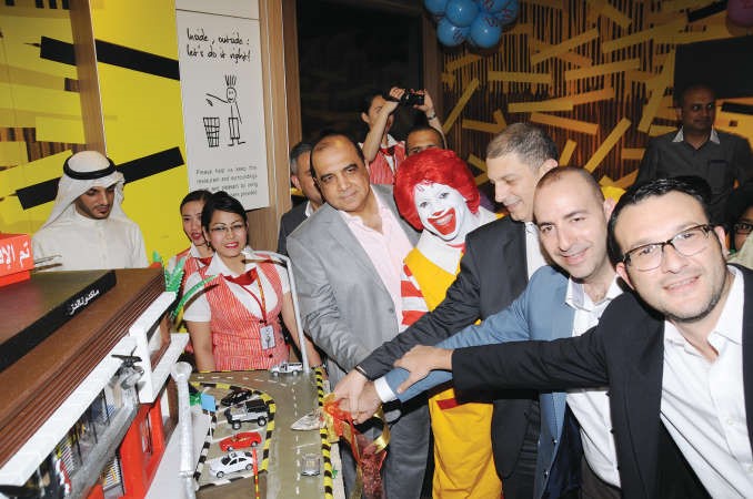 مشاركة بقطع كيكة الحفل 