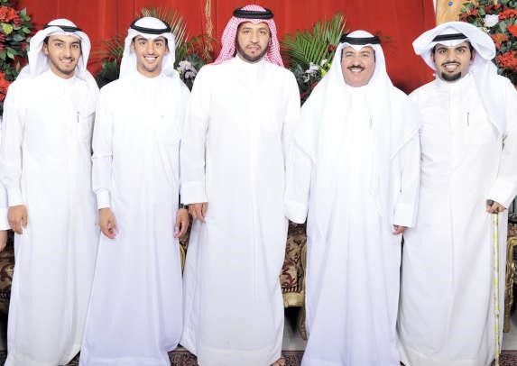 العقيد منصور الديحاني يبارك للملازم عبدالرحمن ووالده عامر العجمي وشقيقه الملازم اول محمد العجمي