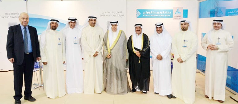 عبدالعزيز الخالدي في جناح البنك بالمعرض