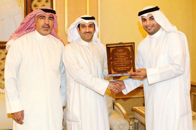 احمد الشحومي يتسلم الدعوة من علي المذن 