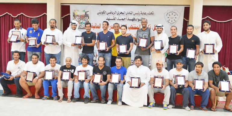 ابطال المنتخب الوطني في صورة جماعية عقب التكريم