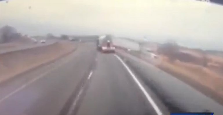 بالفيديو.. قائد شاحنة حاول التقاط قلم فوجد نفسه في الاتجاه المعاكس للطريق