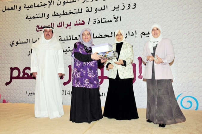 هند الصبيح مكرمة احدى الامهات بحضور عبدالمحسن المطيري﻿
