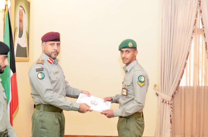 تكريم احد خريجي الدورة﻿