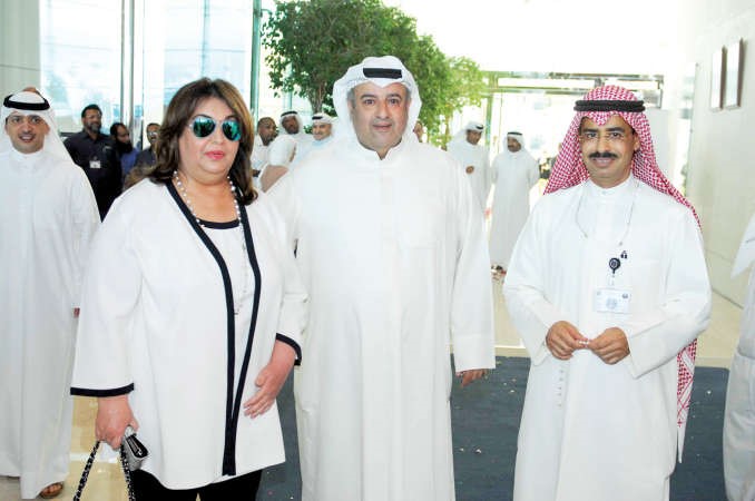 من اليمين علي الهاجري وناصر المضف والشيخة شذى الصباح ﻿