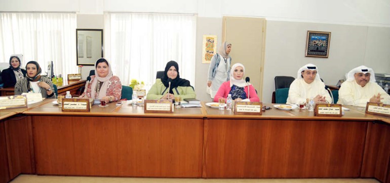 صلاح المضف وممثلات عن جمعيات حقوق المراة خلال اجتماع اللجنة ﻿