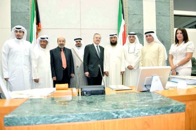 امين عام مجلس الامة علام الكندري مستقبلا رئيس الاتحاد الدولي للمحامين ستيفن درايفوس والوفد المرافق