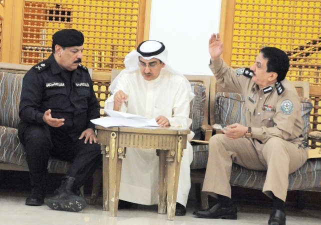 م عبدالعزيز الابراهيم واللواء عبدالفتاح العلي في ردهة المجلس امس ﻿