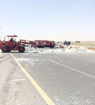 عربات الاطفاء وجرافات البلدية في موقع الحادث لازالة اثار الزجاج﻿