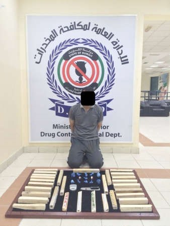 المتهم وامامه كمية الافيون المضبوطة بحوزته﻿