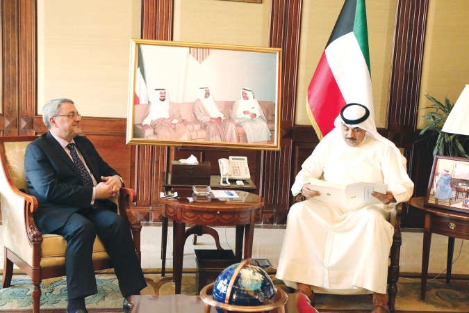 الشيخ صباح الخالد مستقبلا السفير العراقي محمد حسين بحر العلوم﻿