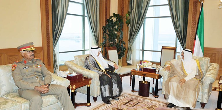 صاحب السمو الامير الشيخ صباح الاحمد خلال لقائه الشيخ خالد الجراح والفريق الركن محمد الخضر﻿