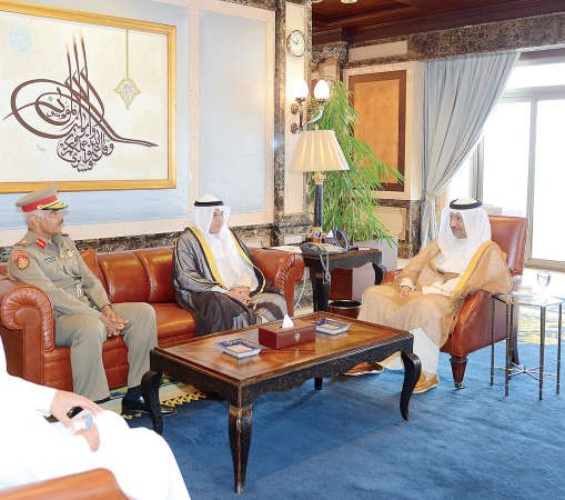 سمو رئيس الوزراء الشيخ جابر المبارك مستقبلا الشيخ خالد الجراح والفريق الركن محمد الخضر﻿