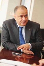 ميشال العقاد إلى «الأهلي» مطلع مايو