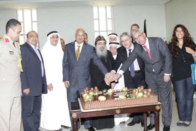مشاركة ديبلوماسية بقطع كيكة العيد محمد هاشم