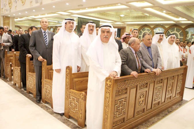 متابعة من الحضور للقداس