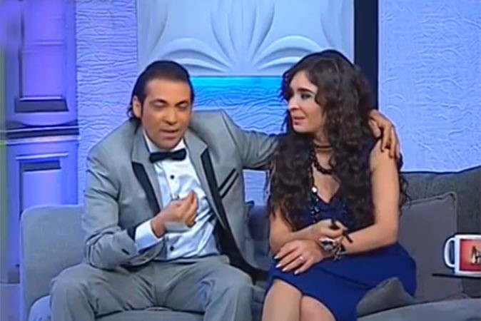 بالفيديو .. الراقصة دينا لـ سعد الصغير : نزل إيدك عن كتفي.. أنا ست متجوزة