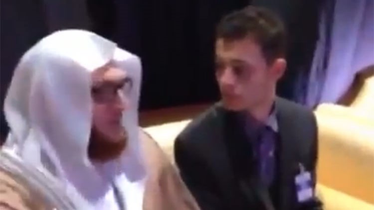 بالفيديو.. نجل "المخرج الهولندي المسيء" يشهر إسلامه ويبدل اسمه الى "علي".. والسديس يهديه تذكاراً