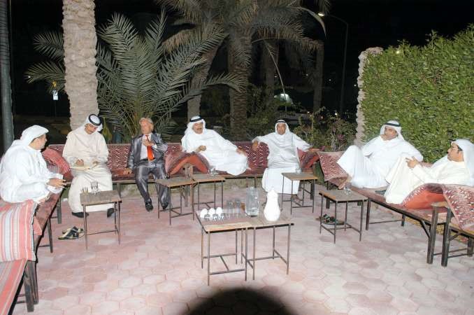 رواد ديوانية المطيري لدى الحديث عن اوضاع منطقة الزهراء مع الزميل عبدالله الراكان حمدي شوقي