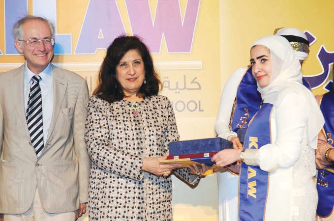 دسهام الفريح تكرم احدى الطالبات	 اسامة ابوعطية﻿