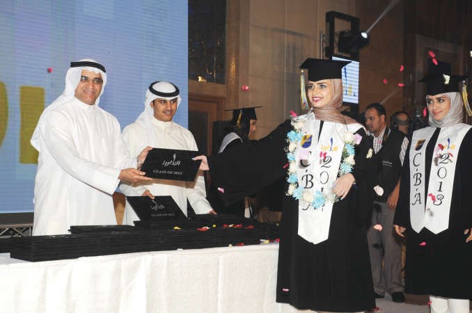 الوزير احمد المليفي مكرما احدى الخريجات ﻿