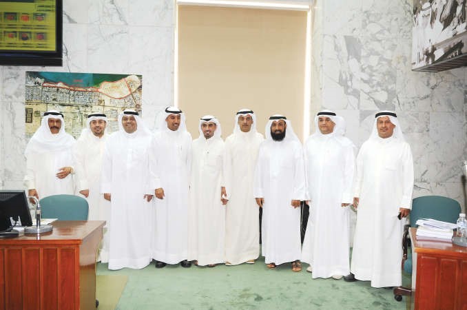 مهلهل الخالد يتوسط عددا من اعضاء المجلس البلدي
