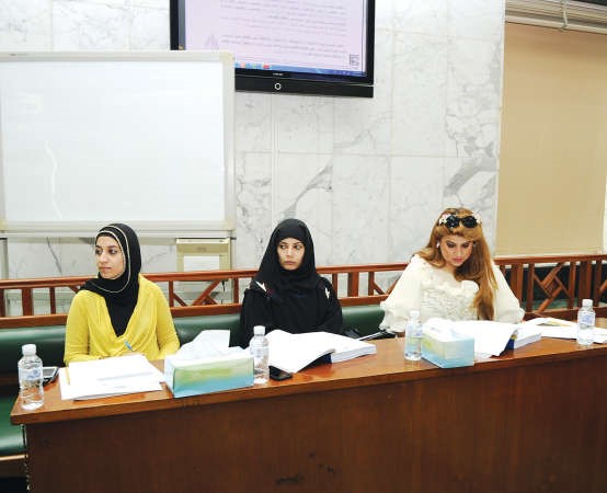 باحثات قانونيات يتابعن الجلسة
