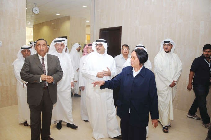 الشيخ احمد المشعل يتفقد المركز الصحي ويستمع لشرح من نورية السداني
