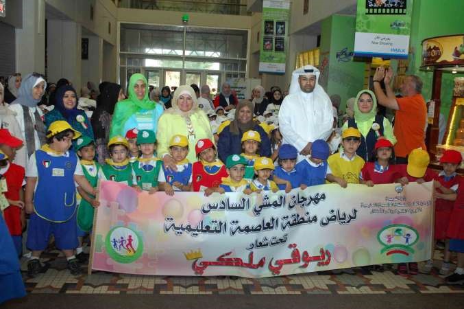 خلود المفيدي ومبارك العتيبي ولطيفة العجيل مع الحضور ﻿