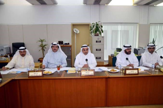 رياض العدساني وسعدون حماد ودعبدالله الطريجي وسلطان الشمري وطلال الجلال اثناء اجتماع اللجنة