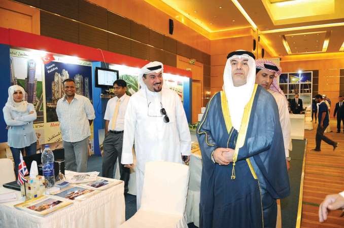 عبدالله التميمي وحسين دشتي في جناح الامارات الدولية 