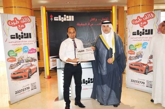 عبدالله التميمي مع الزميل حمادة جودة في جناح الانباء
