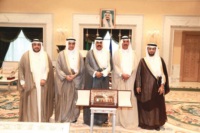 سمو ولي العهد الشيخ نواف الاحمد مستقبلا الوزير احمد المليفي وقيادات الهيئة العامة للتعليم التطبيقي والتدريب 