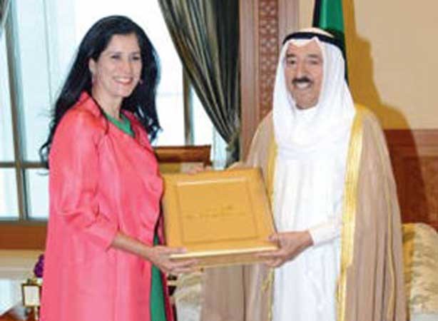 صاحب السمو الامير الشيخ صباح الاحمد مستقبلا الشيخة انتصار سالم العلي﻿