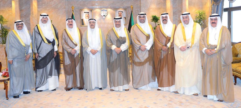 سمو رئيس الوزراء الشيخ جابر المبارك مستقبلا الشيخ محمد العبد الله والمحافظين الجدد