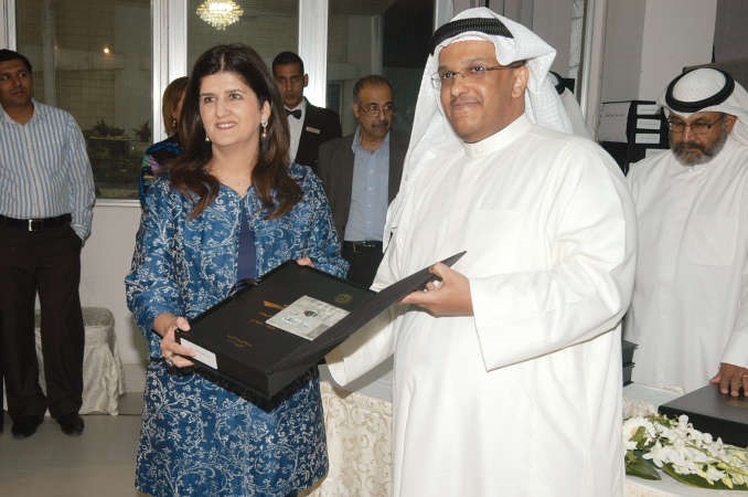  ابراهيم المليفي يكرم دندى المطوع﻿